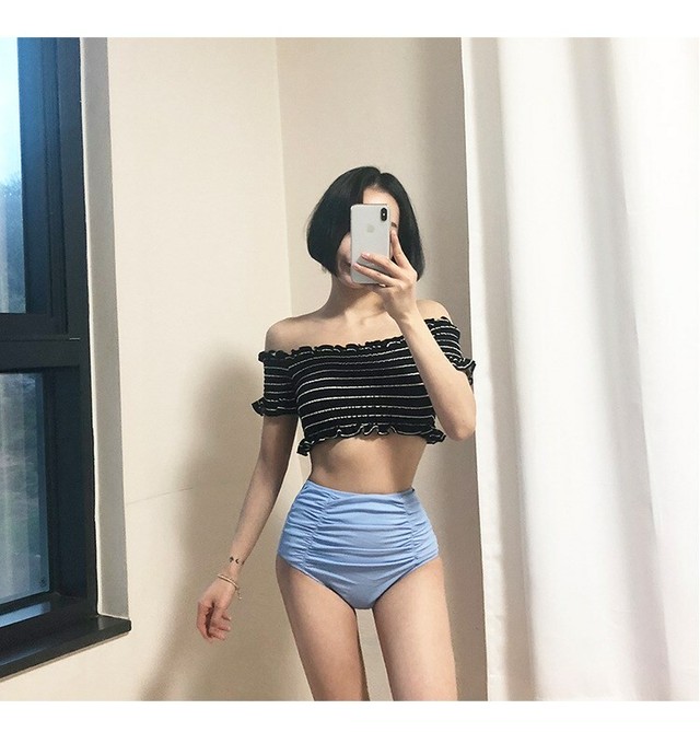 Vネック ワンピース レースワンピース フリル モノキニ シースルー セクシー 2色 花柄 水着 レース セクシーなモノキニ水着です 肩フリルとモノキニがセクシー お腹周りのフリルも大人っぽいですね ブラックと また違った表情を見せる花柄 も品の