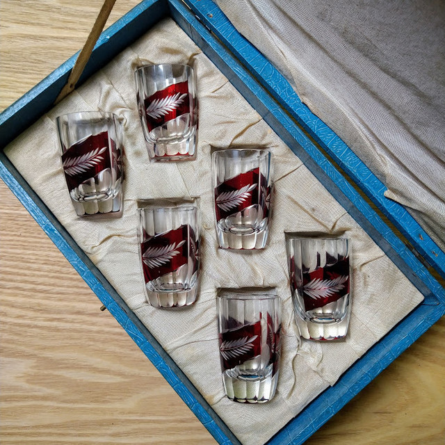 切子ガラス 赤 麦柄 草花柄 ショットグラス 6客セット 金属トレー付 楕円のお盆付き 昭和レトロ 大正モダン かわいい骨董 おしゃれ骨董 Be195 硝子 グラス 酒器 硝子 アンティーク 3hige Antique Store 京都 古門前の古美術店 三髭堂