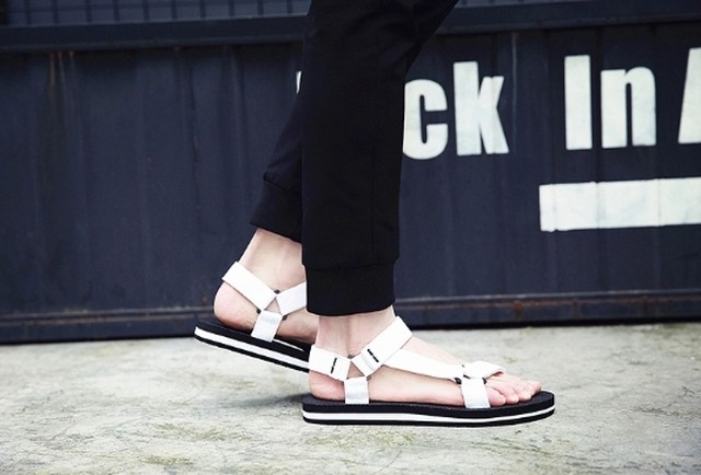 レディース メンズ ファッション スポーツサンダル フラット シューズ 黒 白 ブラック ホワイト 夏物 スポーツ 無地 スポーティー Pumehana