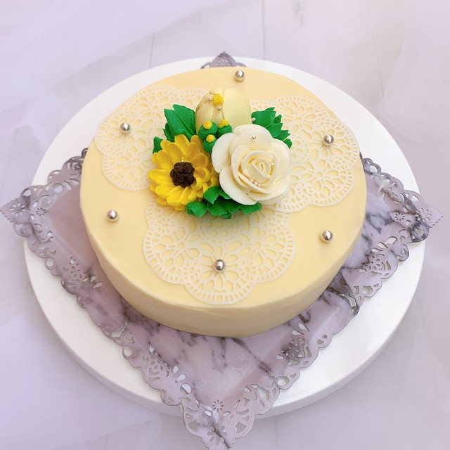 黄色いお花とシュガーレースのフラワーケーキケーキ チーズケーキ味 お誕生日 ギフトに Candy Meru アニバーサリーケーキショップ