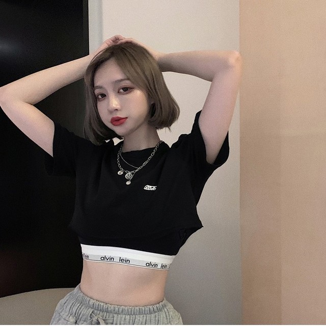 送料無料 トップス クロップドtシャツ Tシャツ カットソー ショート丈 短丈 クール スポーティ 肌見せ へそ出し お腹見せ セクシー 半袖 ロゴ ワンポイント ラウンドネック クルーネック レイヤード シンプル 無地 2色展開 グリーン ブラック 大人 可愛い キュート