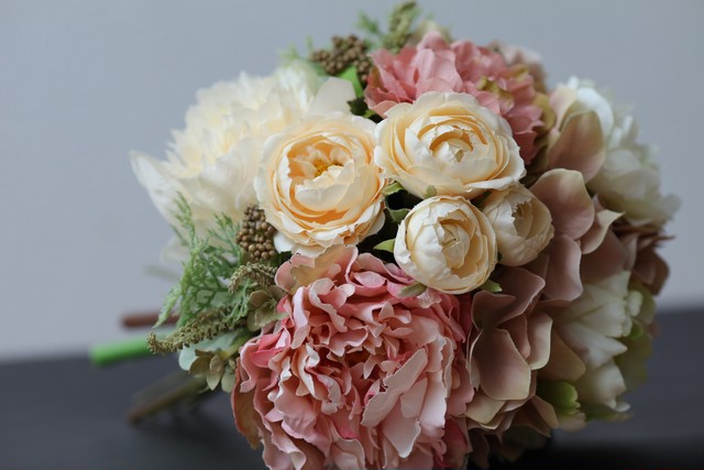 アイボリーとベージュピンクのラウンドブーケ Fleurlilas フルールリラ Wedding Flower Accessory 前撮りブーケ ヘッドパーツ