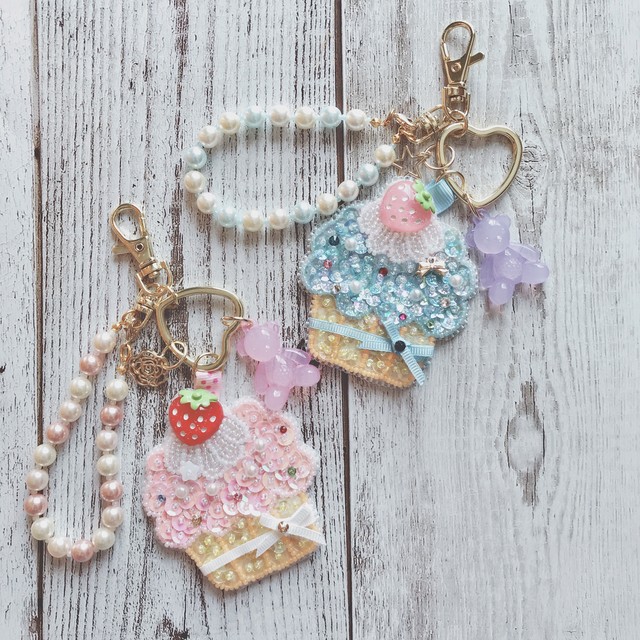 ゆめかわいい カップケーキのバッグチャーム ビーズ刺繍 夢見る乙女のアクセサリー Tico