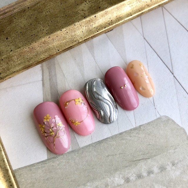 押し花ブーケとうねうねミラー くすみピンク ワイヤー ドライフラワー メタリックシルバー Brides Nails ネイリストが作る大人カジュアルな ネイルチップ