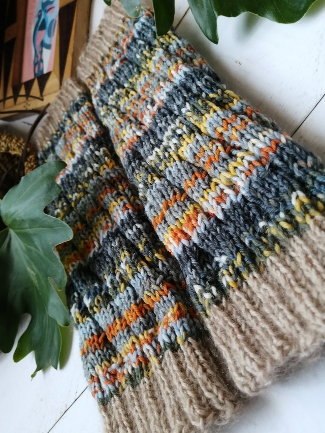 枯葉の街角 オパール毛糸のスパイラル編みレッグウォーマー 手編み工房みあき