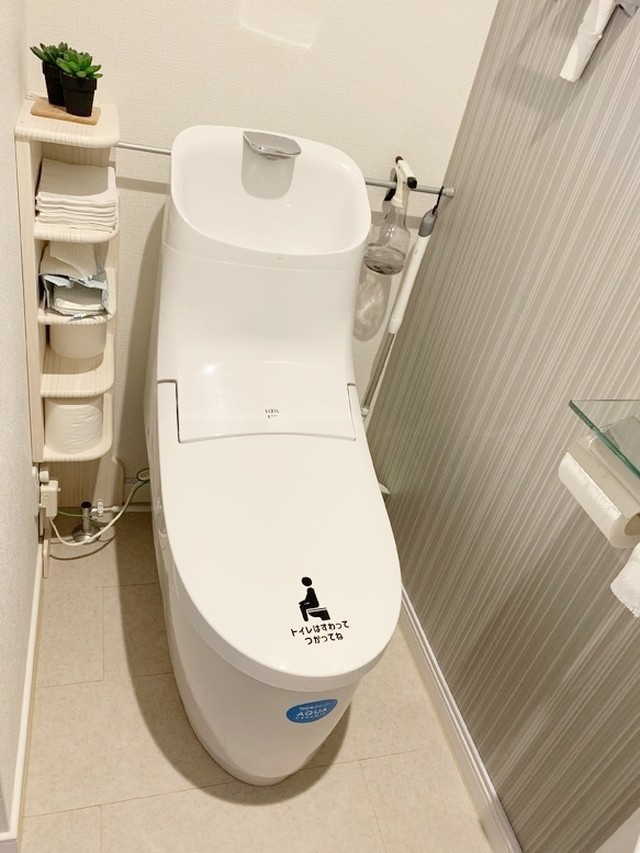 役に立ちます トイレサイン 立ちしょん禁止ステッカーシール ウォールステッカー 送料無料 思い出屋さん