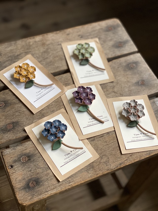 Tom Tom 革のブローチ お花 Teshigotoya ねむの木の豆