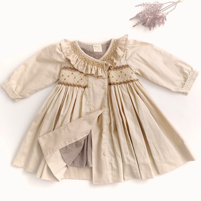 スモッキングコートワンピース ベージュ フリル襟 刺繍 裏地 ギンガムチェック Heart Spring スモッキングワンピースと可愛い子供服