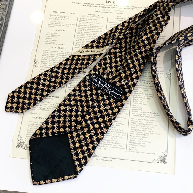 フェラガモ Ferragamo ネクタイ Tie 犬柄 黒色 シルク100 ｕｔａ５