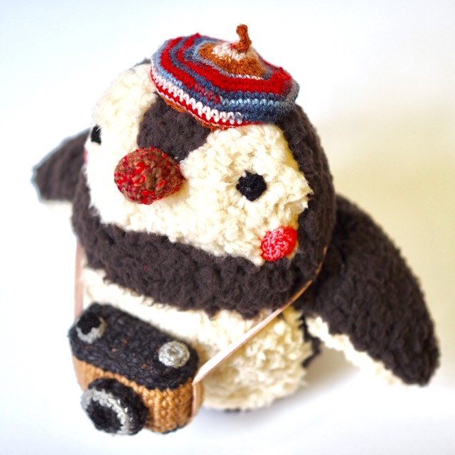 太っちょでカメラ好きのフワフワペンギンのぬいぐるみ Ukulele Peanuts