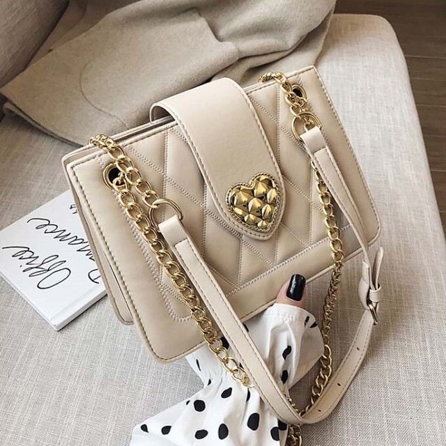 ハート型バックルチェーン付ショルダーバッグ ガーリー カジュアル 可愛い お洒落 お出かけ デート ４カラー バッグトゥーザフューチャー