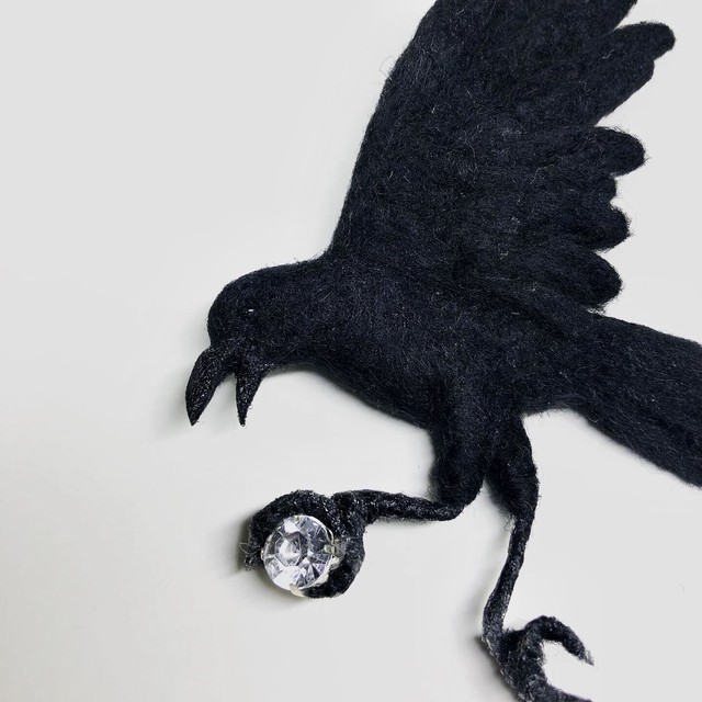 光るものを見つけたカラス Urban Safari