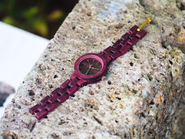 パープルハートと呼ばれる貴重な木材で製作した木製腕時計 Atelier Sazancaオンラインストア