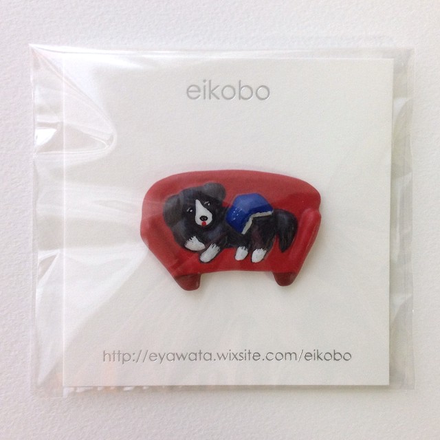 読書に飽きた犬 ブローチ Eikobo