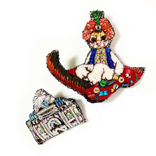 刺繍ミニブローチ魔法の絨毯と宮殿 | tamaobazaaar