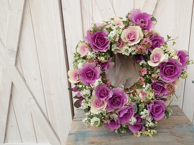 バラのような葉ボタンのリース 寄せ植え屋