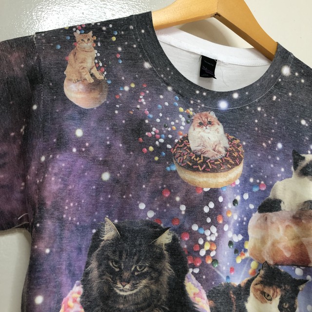 S アメリカ古着 手刷りプリント 猫 ネコ ねこ ドーナツ 半袖tシャツ 宇宙柄 古着屋エバレット