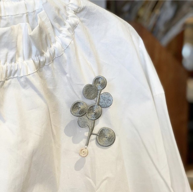 Gala 刺繍ブローチ 新色入荷 Teshigotoya ねむの木の豆