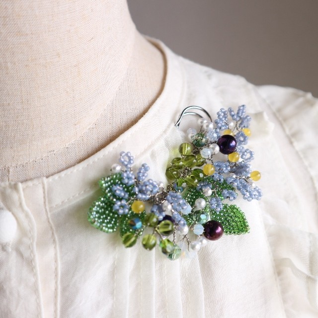 ビーズフラワーのブローチ サマーブルー ハンドメイドのコスチュームジュエリーtinytany タイニータニー