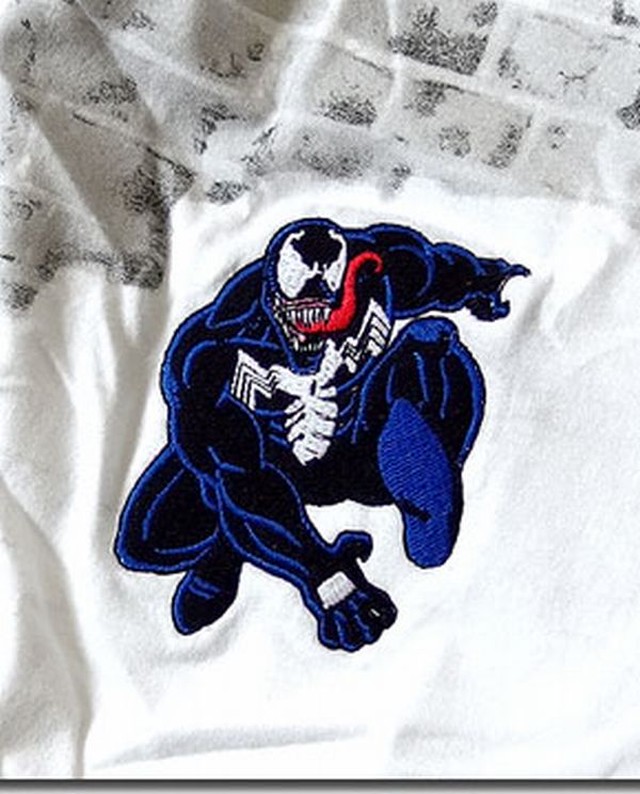 半袖 Tシャツ カットソー トップス メンズファッション アメコミブランド Marvel マーベル スパイダーマン ヴェノム ワッペン刺繍付き コミックス 人気ヒーロー 悪役 ワッペン刺繍 プリント 正規ライセンス 並行輸入商品 首元ロゴプリント 裾ピスネーム付き 1004