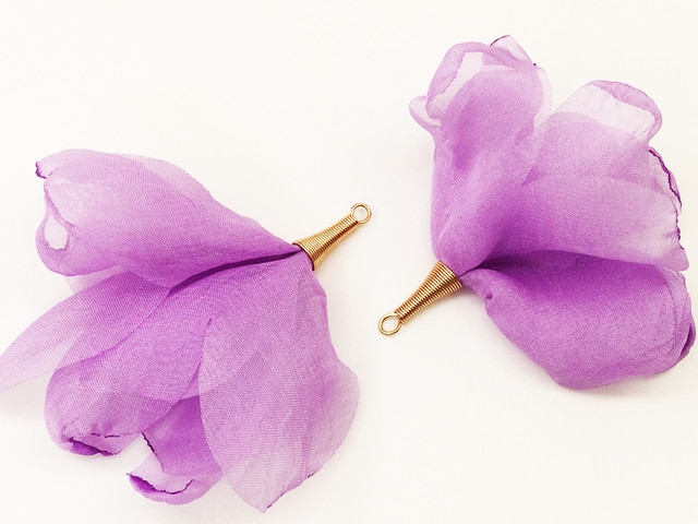 送料無料 フラワータッセル 大 パープル 炙り花びらゆらゆら調 10個 タッセルパーツ チャーム 花 アクセサリーパーツ ハンドメイドパーツ Ap1485 Soncunx