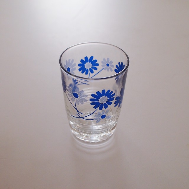 ヴィンテージ 昭和レトロポップ 紺色の花柄グラス Tamayura