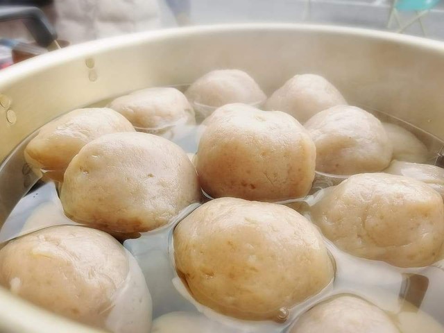 お刺身でも食べられる【手練り生芋大玉こんにゃく】1個