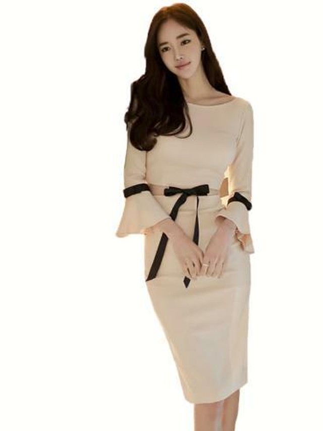 セットアップ風ワンピース ウエストリボン 長袖 ドレス 無地 エレガント 膝丈 パーティー ドレス フォーマル ベルスリーブ オフホワイト 韓国アパレル 通販サイト ネットショップ Amour