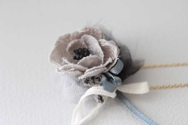 アンティークと小花のネックレス 人気 グレー系 布花 リボン レース アンティークチュール ペンダント Shiny Nana