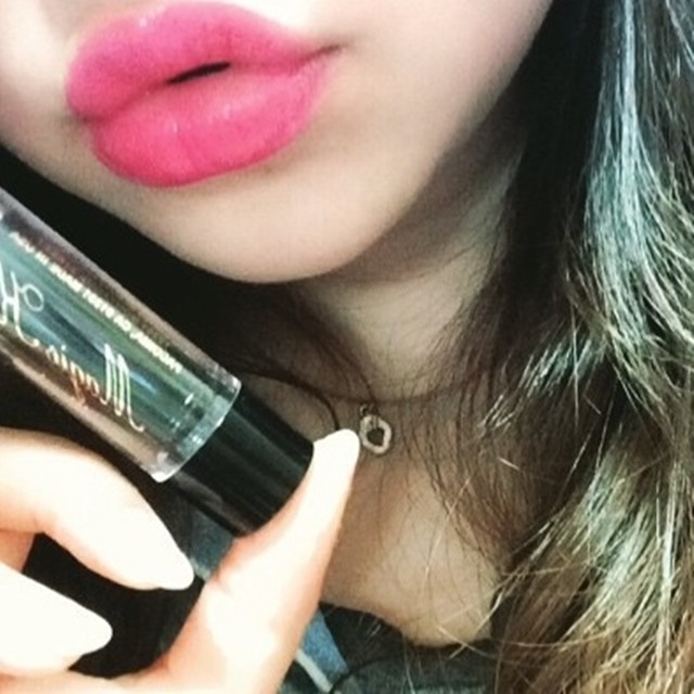 日本未発売 落ちない口紅 超発色 マジックキス Magic Kiss Wカラー 青 ピンク Givinggate