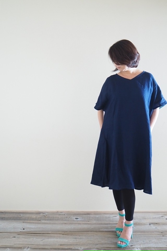 Vネックワンピース 半袖 インディゴ染めリネン M Calm