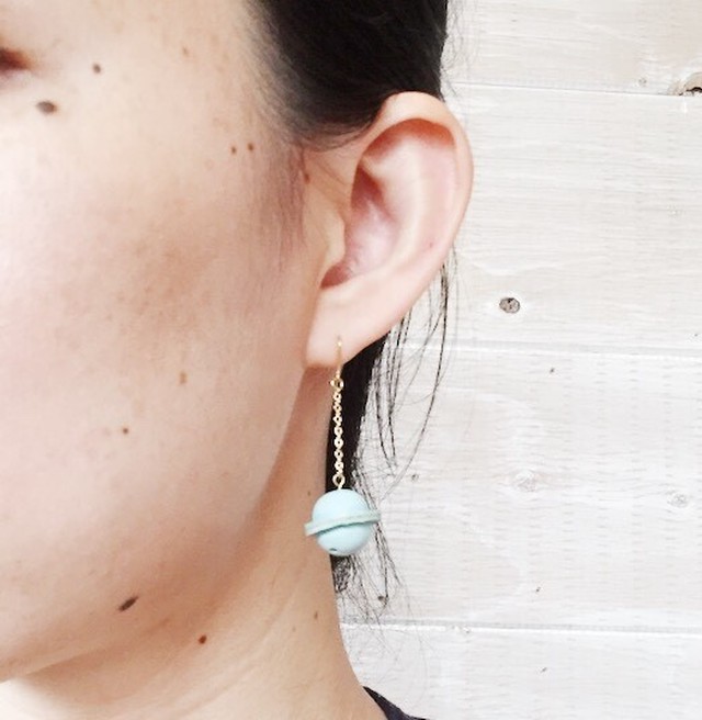 革鈴のピアス ホワイト Atelier Cafe Cast