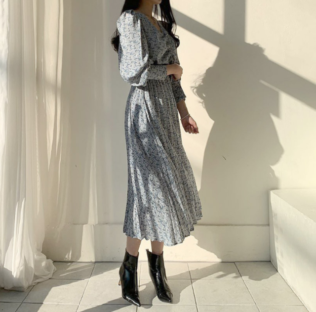 レトロ可愛い 小花柄 プリーツ ワンピース ワンピース レディース シフォン ミモレ丈 ロング スカート プリーツスカート Vネック 長袖 小花柄 ワンピ パフスリーブ プリーツ フレア エレガント キュート 大人可愛い シック 韓国ファッション 春 秋 代 30代 40代 送料