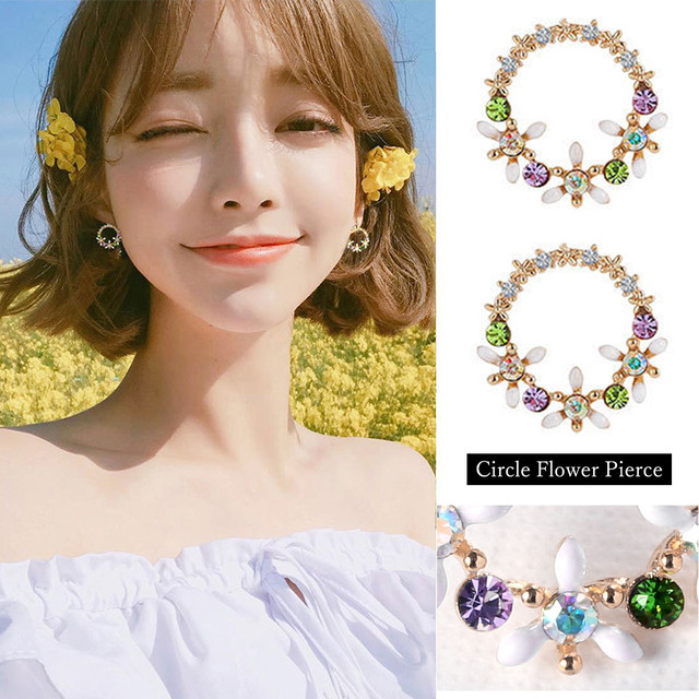 ☆数量限定再入荷☆【花飾りのような華やかさ】ラインストーン・春夏フラワーサークル スタッドピアス
