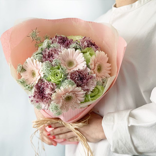 White Day プレゼントブーケLホワイト₊yoihanaチロルチョコ (ADORE FLOWCA×やぎバラ育種農園×精華園×青木園芸 )