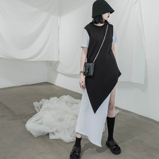 ワンピース 半袖 ラウンドネック アシンメトリー 不規則 ブラック ブラックホワイト コントラスト ブラックコーデ モードファッション Aライン ハイウエスト 個性 個性コーデ 個性ファッション 個性好き 個性的 スタイリッシュ きれいめ ゆったりしたシルエット
