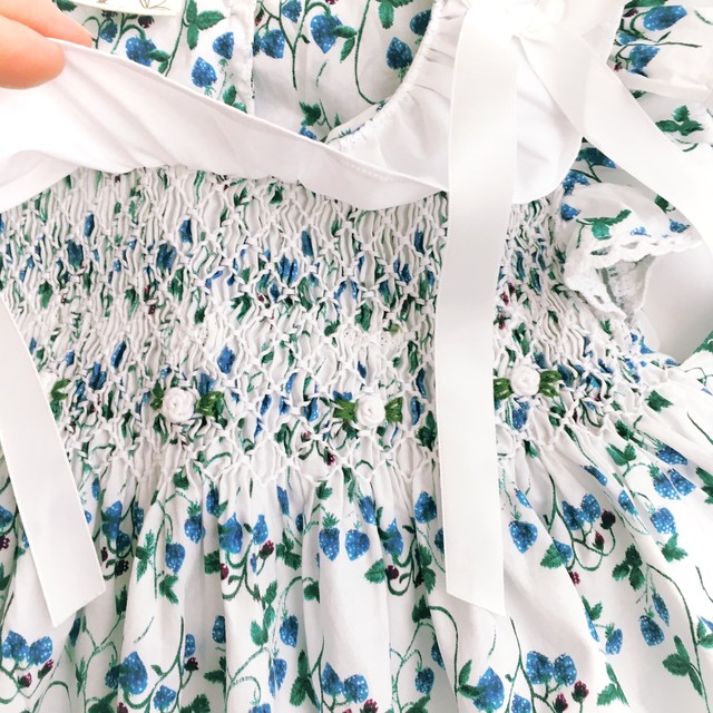 スモッキングワンピース リバティ風 ストロベリー フィールズ ツインリボンワンピース Heart Spring スモッキングワンピース と可愛い子供服