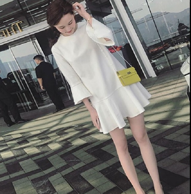 春秋素材 Aライン トランペットスリーブ ミニワンピース 膝上丈 白 赤 黒 大きめサイズあり チュニック Ol 通勤コーデ きれいめコーデ きれいめカジュアル Garage Diva 106