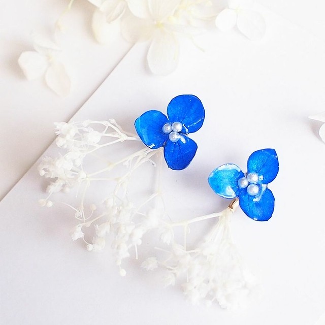 Navy Bouquet 本物のお花 パール紫陽花とかすみ草の揺れブーケピアス ネイビー ホワイト バックキャッチピアス Marico Kazeharu
