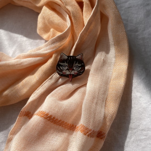 再入荷 イギリスから届いた猫の木製ブローチ あっかんべーの猫 ねこ ブローチ 母の日 プレゼント Sweetmarron