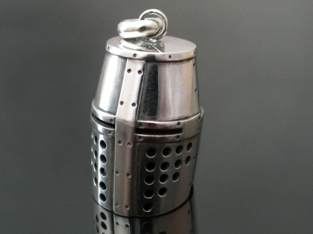 シルバー グレートヘルム ペンダント Weaponica