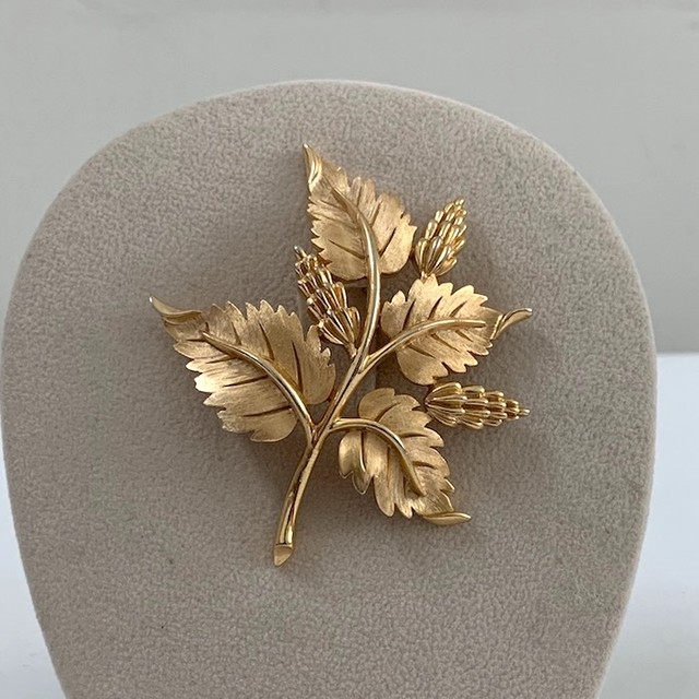 数量限定 ブローチ Trifari ヴィンテージ ゴールド プレーン 華やか長葉 60 高質で安価 Www Globaldentalcentre Org