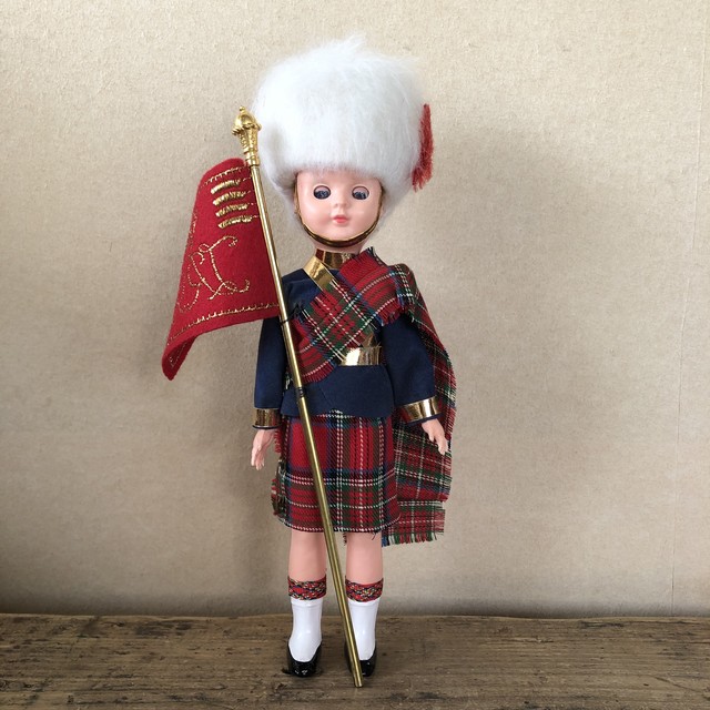 セルロイド人形 スコットランドの民族衣装 旗持ち Fave