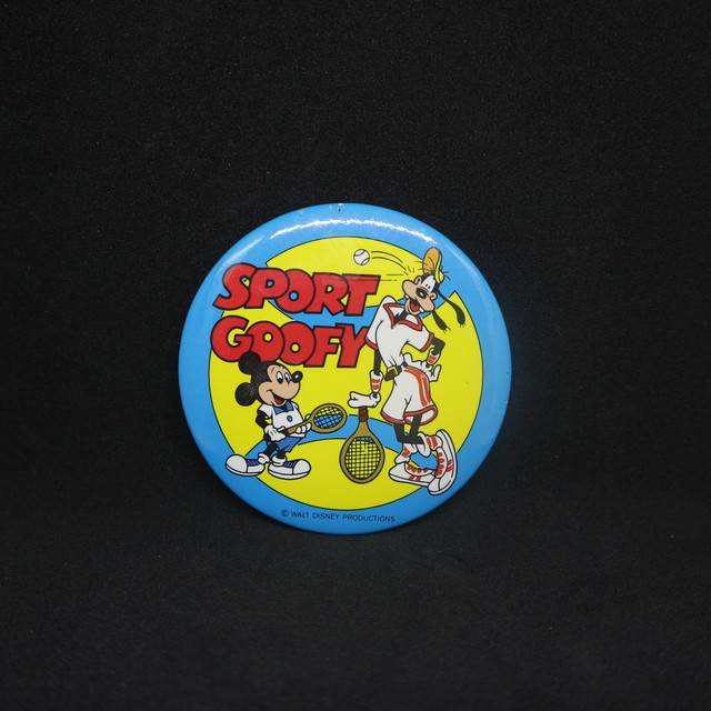 レトロ缶バッチ ミッキー グーフィー Sport Goofy 約7 5cm Toontique