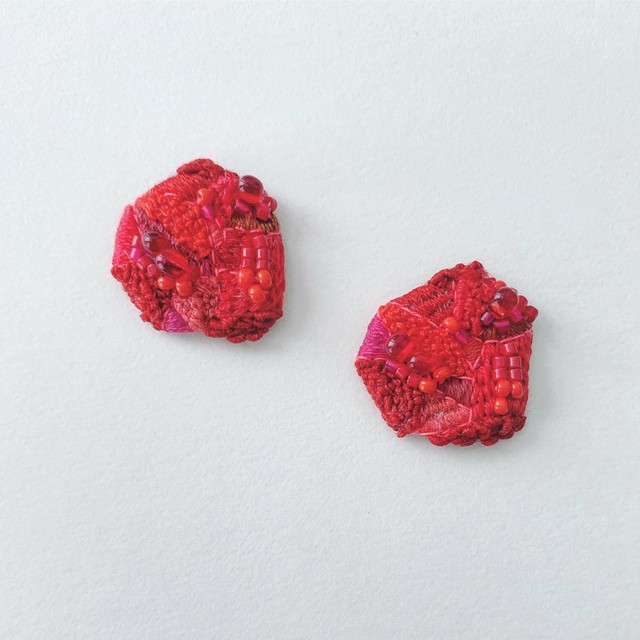赤い鉱石 刺繍の耳飾り Torico