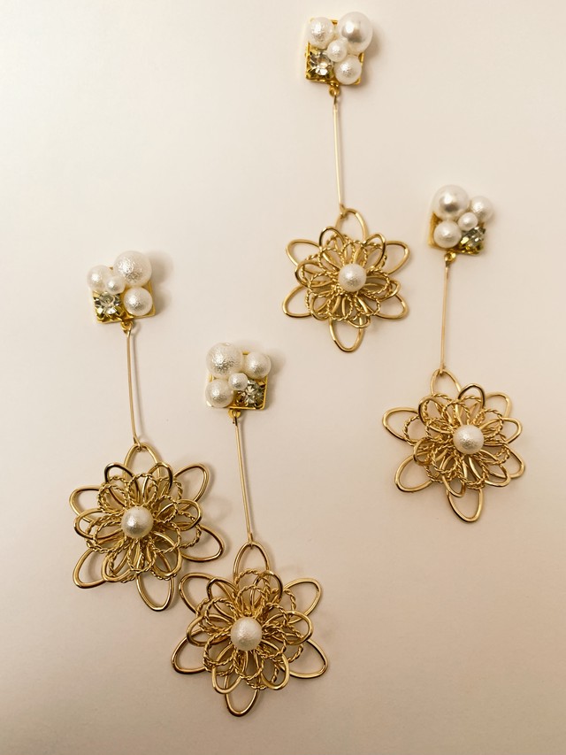 さり気ないキラキラお洒落 ビジュー フラワー イヤリング ピアス Mirukupop