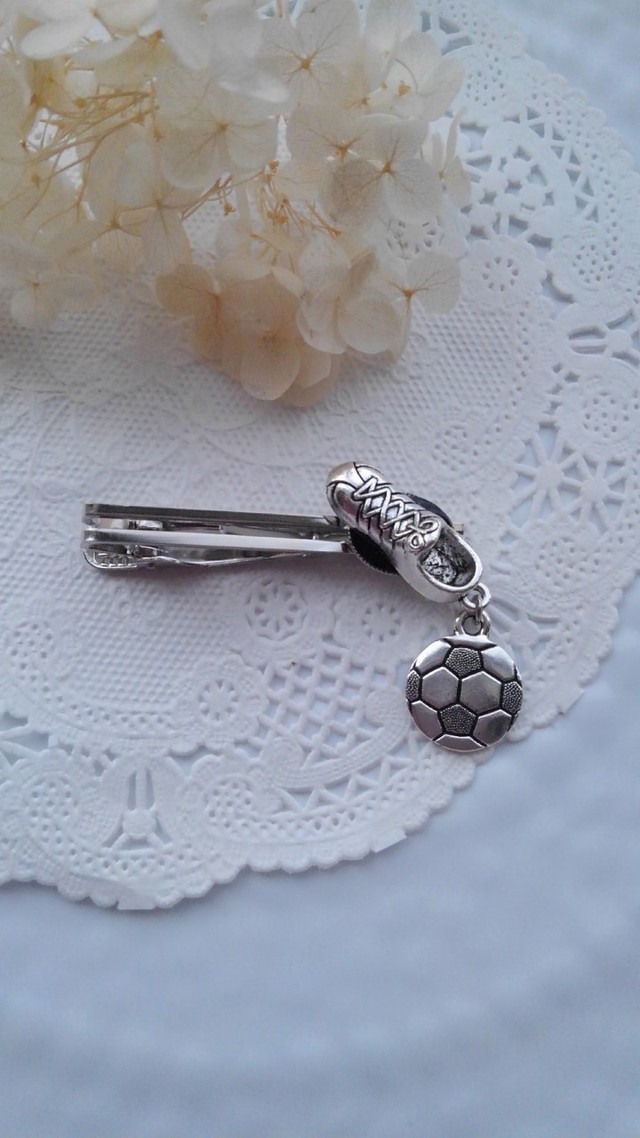 スパイクとサッカーボールのネクタイピン Cocoa Jewelry