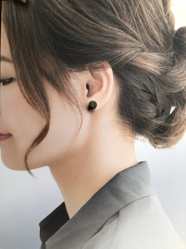 信楽焼 ひだまり 陶器 伝統工芸 イヤリング ピアス シンプル オフホワイト ダークブラウン 北欧 ワンポイント 二点セット 人気 プレゼント リラックス 大人 スタッド おすすめ ふぉーちゅなる