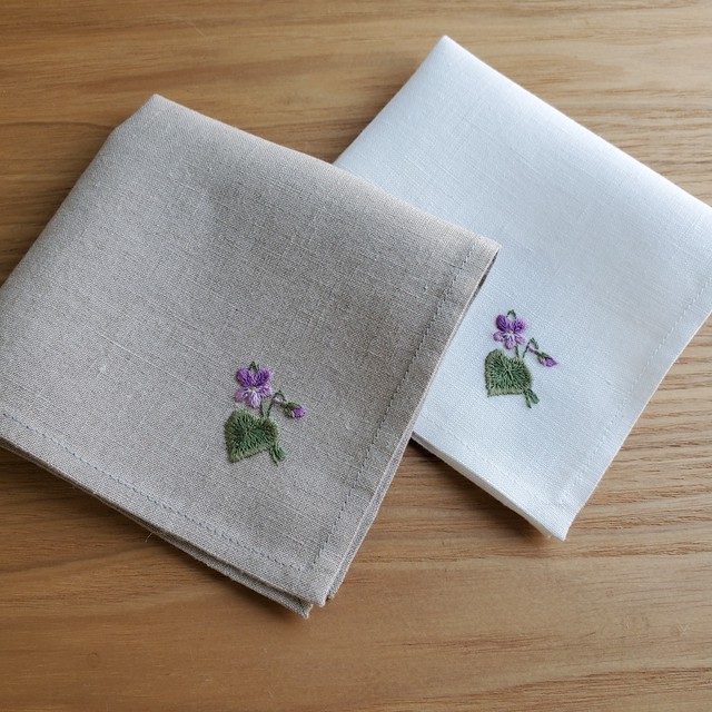 スミレの刺繍 ミシン仕立てのリネンハンカチ 名入れ サイズ変更 ハンドメイド 刺繍 ハンカチ ハチの針