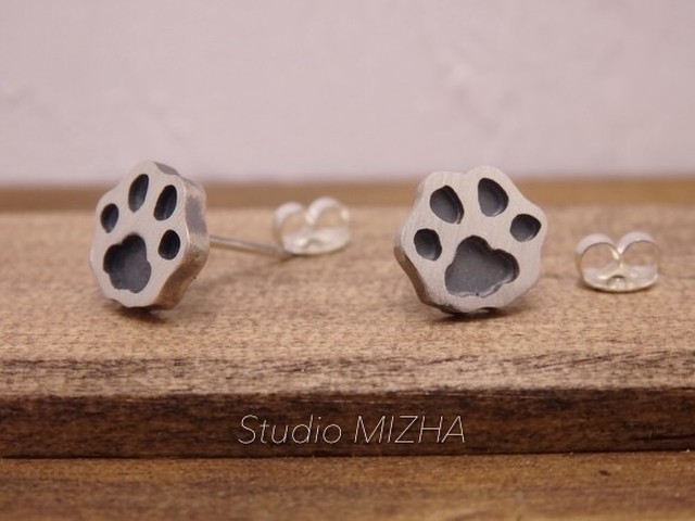 猫の足跡のピアス